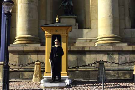 wachsoldat am schloss, stockholm